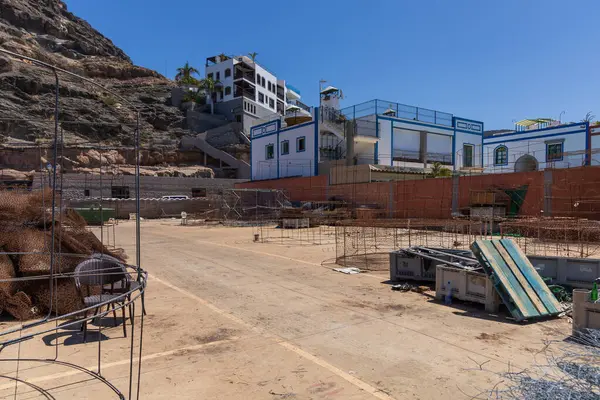 Mogan, İspanya - Büyük Kanarya Temmuz, 17. 2024 Sahil tatil köyü ve limanı