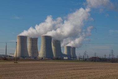 Çek Cumhuriyeti, Avrupa 'daki Dukovany Nükleer Santrali. Duman soğutma kuleleri. Gökyüzünde bulutlar var. Arka planda İskoçya 'nın doğası....