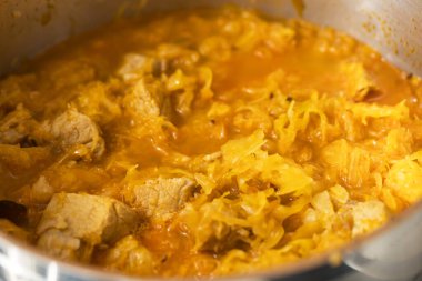 Domuz eti, Szeged gulash için lahana dolu bir tencerede pişirilir.