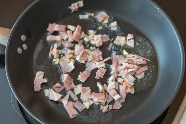 Pastırma tavada kızarır.