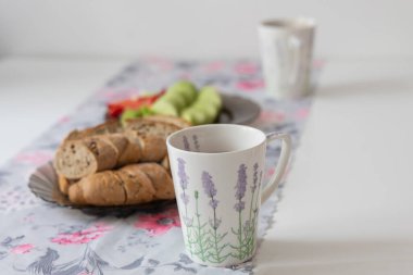 Tabakta sağlıklı çiğ sebzeler. Biber, turp, salatalık, soğan.