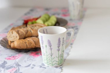 Tabakta sağlıklı çiğ sebzeler. Biber, turp, salatalık, soğan.