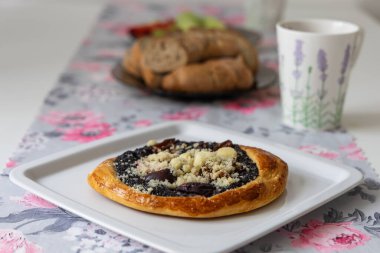 Lezzetli bir kahvaltı. Haşhaşlı kek ve çay.