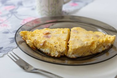 Sebze ve ekmekle çatalda güzel bir kahvaltı.