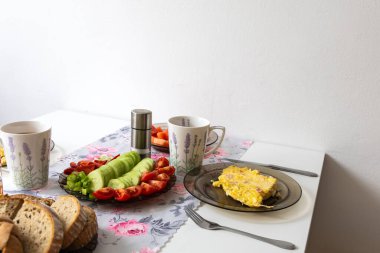 Sebze ve ekmekle çatalda güzel bir kahvaltı.