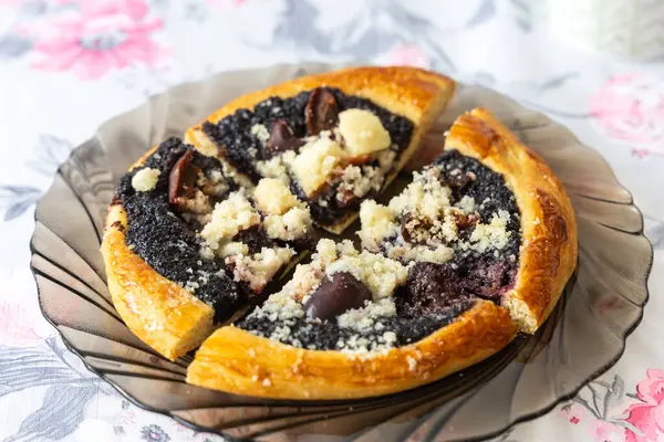 Lezzetli bir kahvaltı. Haşhaşlı kek ve çay.