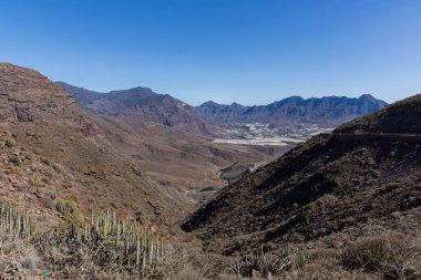 İspanya 'nın Gran Canaria bölgesindeki Mirador del Balcon bölgesinde deniz manzarası ve dağlar