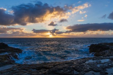Büyük Kanarya 'nın doğu kıyısında, anakaranın ve okyanusun sınırında ilginç bir jeolojik oluşum. İspanya El Bufadero