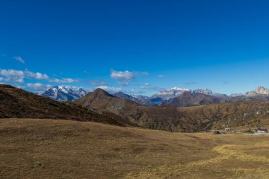 İtalyan Dolomitleri 'ndeki Giau Geçidi. Güzel havada, mavi gökyüzünde beyaz bulutlar.