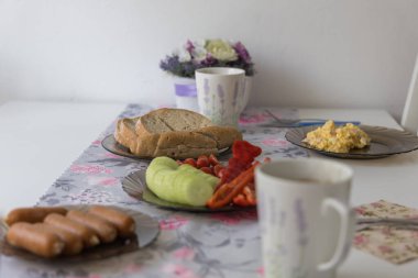 Mutfaktaki masada yemek hazır. Kahvaltı menüsü