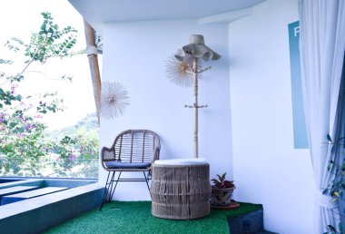 Plastik sandelye, masa ve yastıklı ev dekorasyonu..