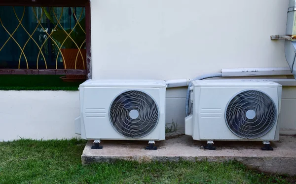 Branco Duas Unidades Ventilação Condicionado Instalado Piso Cimento Edifício Foco — Fotografia de Stock