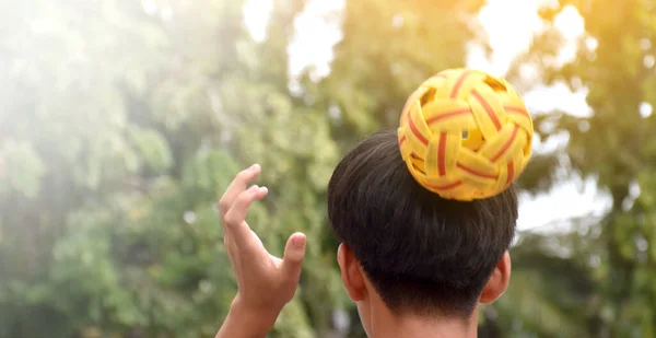 Sepak Takraw Ball Południowo Wschodnie Kraje Azjatyckie Tradycyjny Sport Trzymając — Zdjęcie stockowe