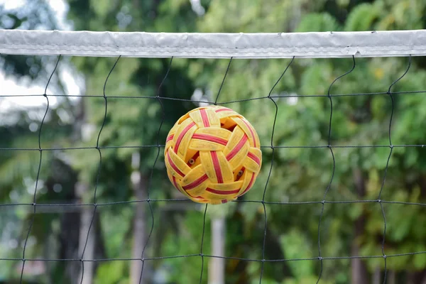 Sepak Bierze Piłkę Siatkę Miękki Selektywny Nacisk Piłkę Sepak Świeżym — Zdjęcie stockowe