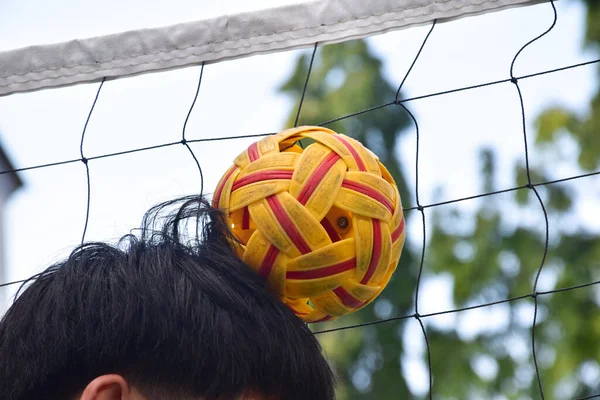 Sepak Chwyta Piłkę Kontrolującą Moją Głowę Ruchu Azjatyckie Sporty Świeżym — Zdjęcie stockowe