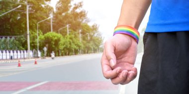 El ve bilekliklerde gökkuşağı bileklikleri, bulanık sokak geçmişi, lgbtq + cinsiyet kutlamaları, cinsiyet özgüveni kavramı ve tüm insanları gurur ayında insan haklarına saygı duymaya çağırma.