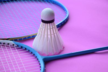 Beyaz badminton topu ve raketi kapalı badminton kortunda, kopyalama alanı, mekik horozlarına yumuşak ve seçici odaklanma.