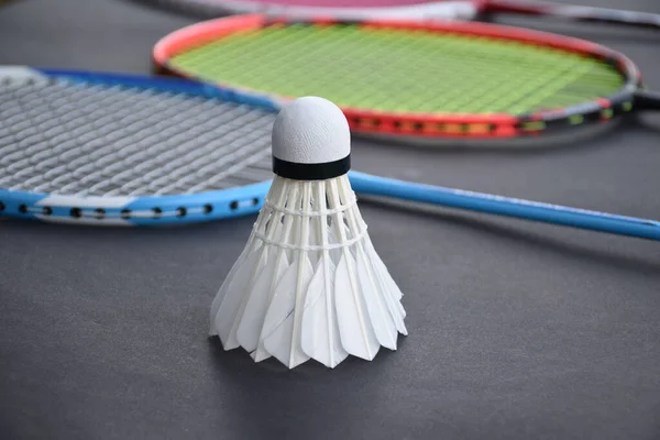 Crème Witte Badminton Shuttlecock Racket Vloer Indoor Badminton Rechtbank Kopieerruimte — Stockfoto