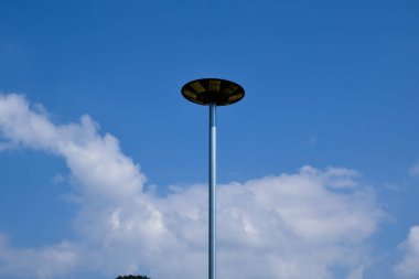 Yürüyüş yolunun ya da parktaki patikanın yanında gücü depolamak ve kullanmak için mini solarcell paneli, yumuşak ve seçici odaklanma.