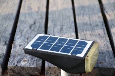 Yürüyüş yolunun ya da parktaki patikanın yanında gücü depolamak ve kullanmak için mini solarcell paneli, yumuşak ve seçici odaklanma.