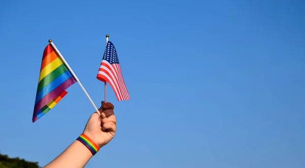 Bandeira Arco Íris Bandeira Nacional América Segurando Mãos Contra Fundo — Fotografia de Stock