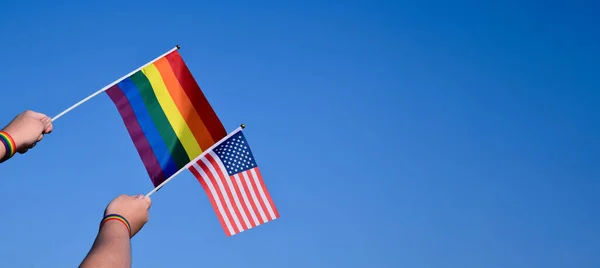 Американський Національний Прапор Райдужний Прапор Тримає Руках Проти Блюзової Групи — стокове фото