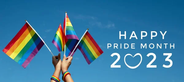 青い旗と虹の旗を背景にした Happy Pride Month 2023 誇り高い月 2023でのLgbtq お祝いのコンセプト — ストック写真