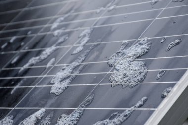 Güneş yüzeyleri yağmur suyu lekeleri, kuş pisliği ve tozla kirletilmiş olan güneş panelleri, gün boyunca güneşin enerji deposunu optimize etmek için temizlenmesi gerekiyor..