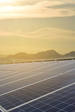 Fotovoltaik panel, depolamak için yeni teknoloji ve insan yaşamı, sürdürülebilir enerji ve çevre dostu kavramı ile doğadan gelen gücü kullanmak.