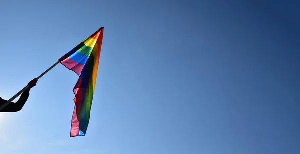 Gökkuşağı Bayrağı Lgbt Simbol Açık Mavi Arka Plan Yumuşak Seçici — Stok fotoğraf