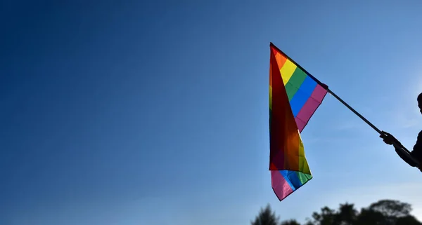 Regnbågsflagga Hbtq Simbol Håller Händerna Pojken Mot Tydlig Blåskij Bakgrund — Stockfoto