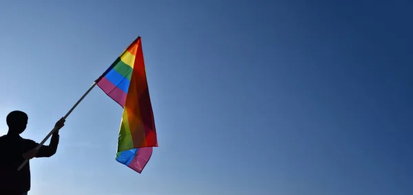 Bandera Del Arco Iris Símbolo Lgbt Cogido Mano Del Niño — Foto de Stock