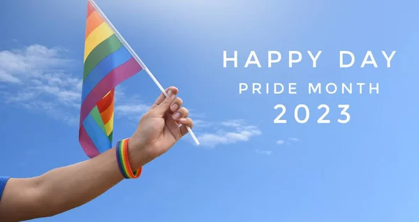 Boldog Nap Büszkeség Hónapja 2023 Szivárvány Zászló Csuklópánt Tartja Kezét — Stock Fotó