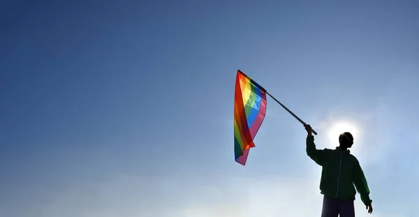 Gökkuşağı Bayrağı Lgbt Simbol Açık Mavi Arka Plan Yumuşak Seçici — Stok fotoğraf
