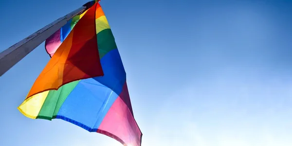 Mire Hacia Arriba Vista Bandera Del Arco Iris Símbolo Lgbt — Foto de Stock