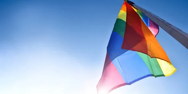 Mire Hacia Arriba Vista Bandera Del Arco Iris Símbolo Lgbt — Foto de Stock