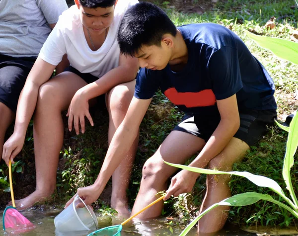 Güneydoğu Asya Daki Ortaokul Öğrencisi Yaşadıkları Sualtı Ekolojisini Araştırmak Keşfetmek — Stok fotoğraf