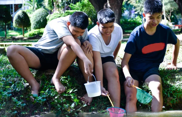 Délkelet Ázsiában Három Középiskolás Fiú Tart Magánál Eszközöket Hogy Tanulmányozza — Stock Fotó