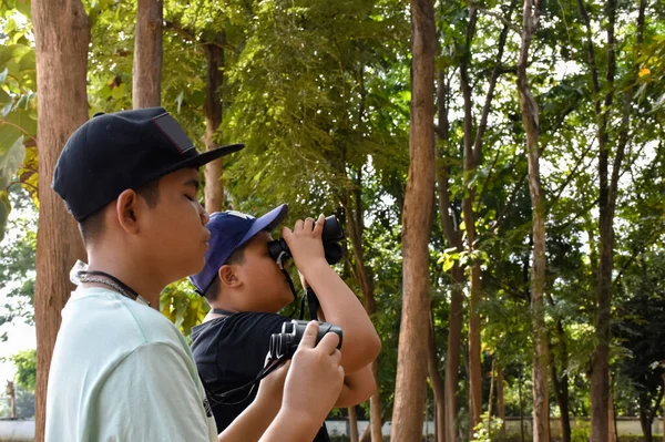 Porträtt Asiatiska Pojkar Med Kikare För Att Titta Fåglar Tropisk — Stockfoto