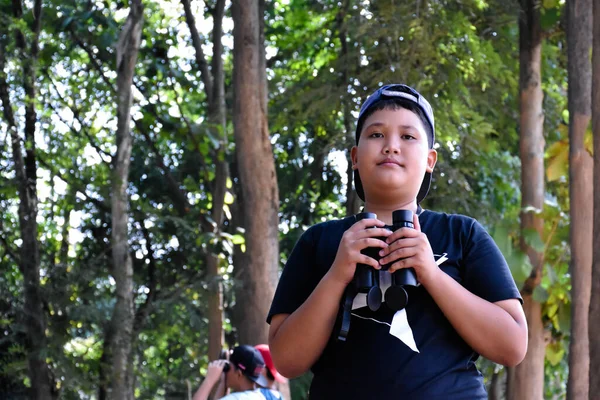 Arkadaşlarıyla Tropikal Ormanda Kuşları Izlemek Için Dürbün Kullanan Asyalı Çocukların — Stok fotoğraf
