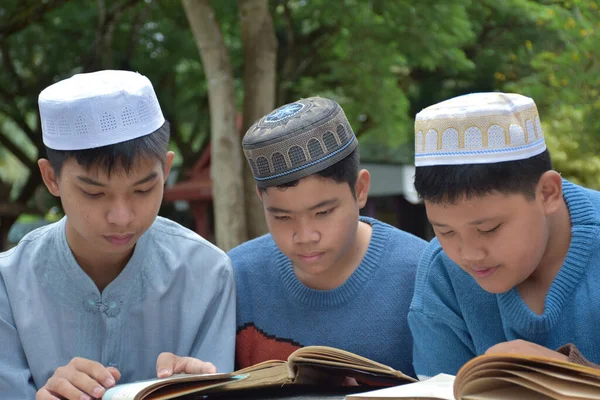 Jeunes Garçons Musulmans Islamiques Asiatiques Assis Ensemble Dans Parc École — Photo