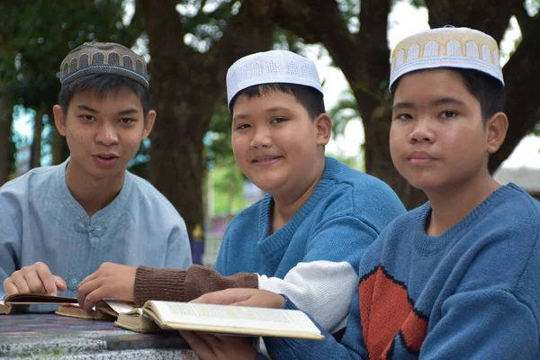 Young Asian Muslim Islamic Boys Sitting Together School Park Read — Stock Photo, Image
