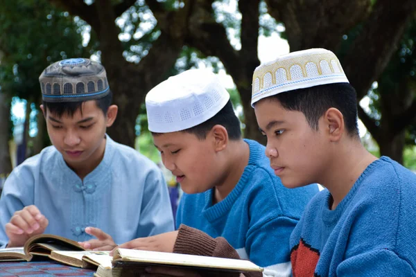 Junge Asiatische Muslimische Oder Islamische Jungen Die Zusammen Schulpark Sitzen — Stockfoto