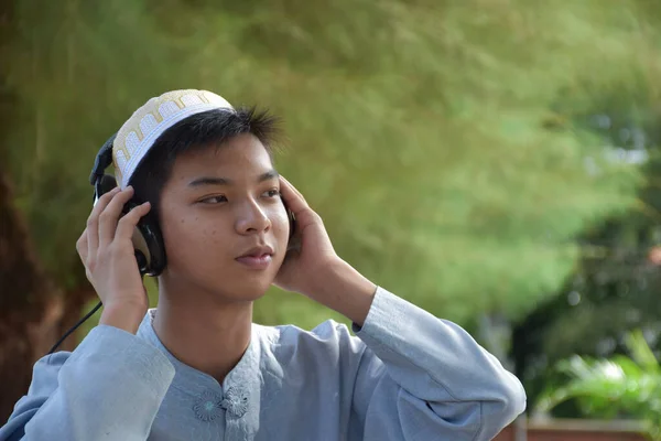 Porträtt Ung Asiatisk Islamisk Eller Muslimsk Pojke Mjuk Och Selektiv — Stockfoto