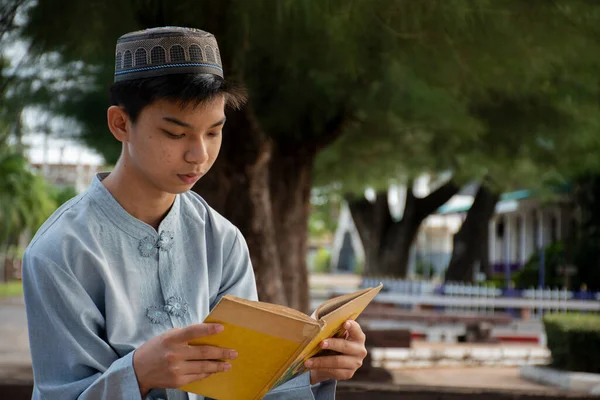 Retrato Jovem Asiático Islâmico Muçulmano Menino Foco Suave Seletivo — Fotografia de Stock