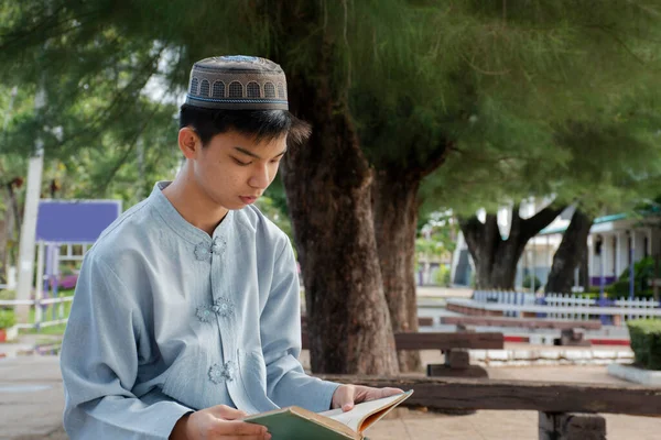 Portret Jong Aziatisch Islamitisch Moslim Jongen Zachte Selectieve Focus — Stockfoto
