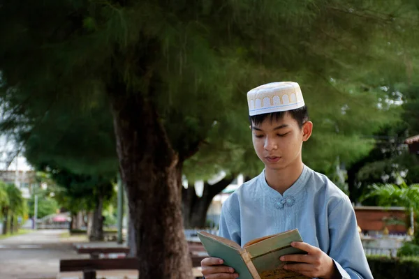 Портрет Молодого Азиата Исламистского Мусульманского Мальчика Мягкий Избирательный Фокус — стоковое фото