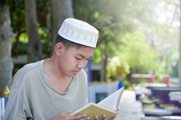 Porträt Junger Asiatischer Islamischer Oder Muslimischer Junge Weicher Und Selektiver — Stockfoto