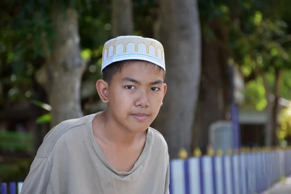 描绘年轻的亚裔伊斯兰或穆斯林男孩 软弱无力和有选择的焦点 — 图库照片