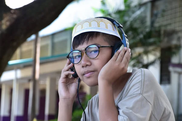Genç Asyalı Slami Müslüman Çocuk Portresi Yumuşak Seçici Odaklı — Stok fotoğraf